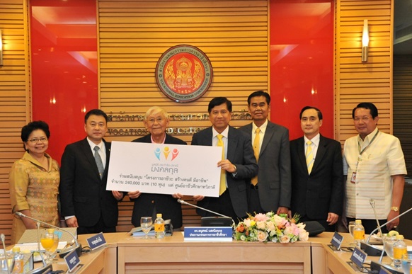 มอบทุนการศึกษา  โครงการอาชีวะ สร้างคนดี มีอาชีพ