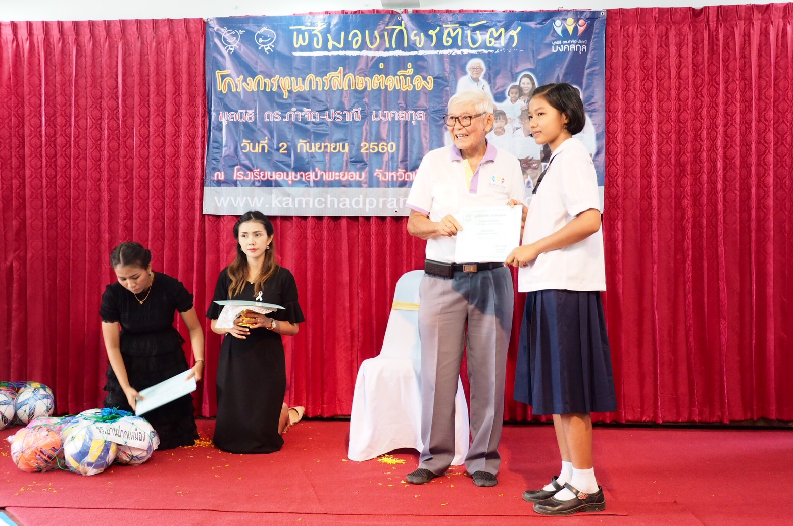 จังหวัดพัทลุง: พิธีมอบประกาศณียบัตร โครงการทุนการศึกษาต่อเนื่อง มูลนิธิดร.กำจัด-ปราณี มงคลกุล ณ โรงเรียนอนุบาลป่าพะยอม