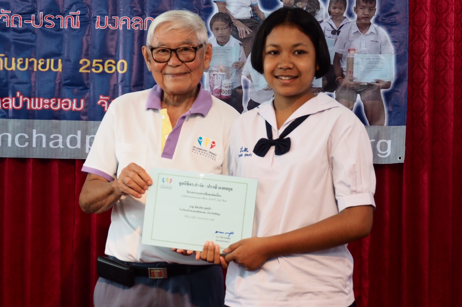 จังหวัดพัทลุง: พิธีมอบประกาศณียบัตร โครงการทุนการศึกษาต่อเนื่อง มูลนิธิดร.กำจัด-ปราณี มงคลกุล ณ โรงเรียนอนุบาลป่าพะยอม