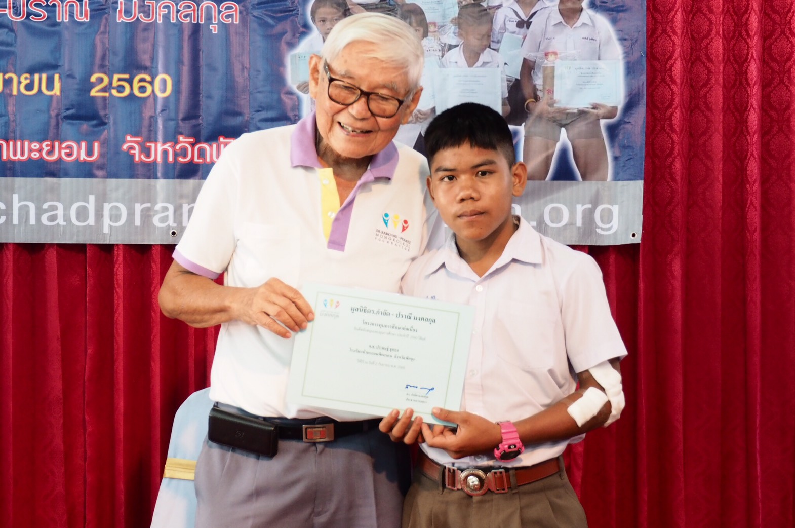 จังหวัดพัทลุง: พิธีมอบประกาศณียบัตร โครงการทุนการศึกษาต่อเนื่อง มูลนิธิดร.กำจัด-ปราณี มงคลกุล ณ โรงเรียนอนุบาลป่าพะยอม