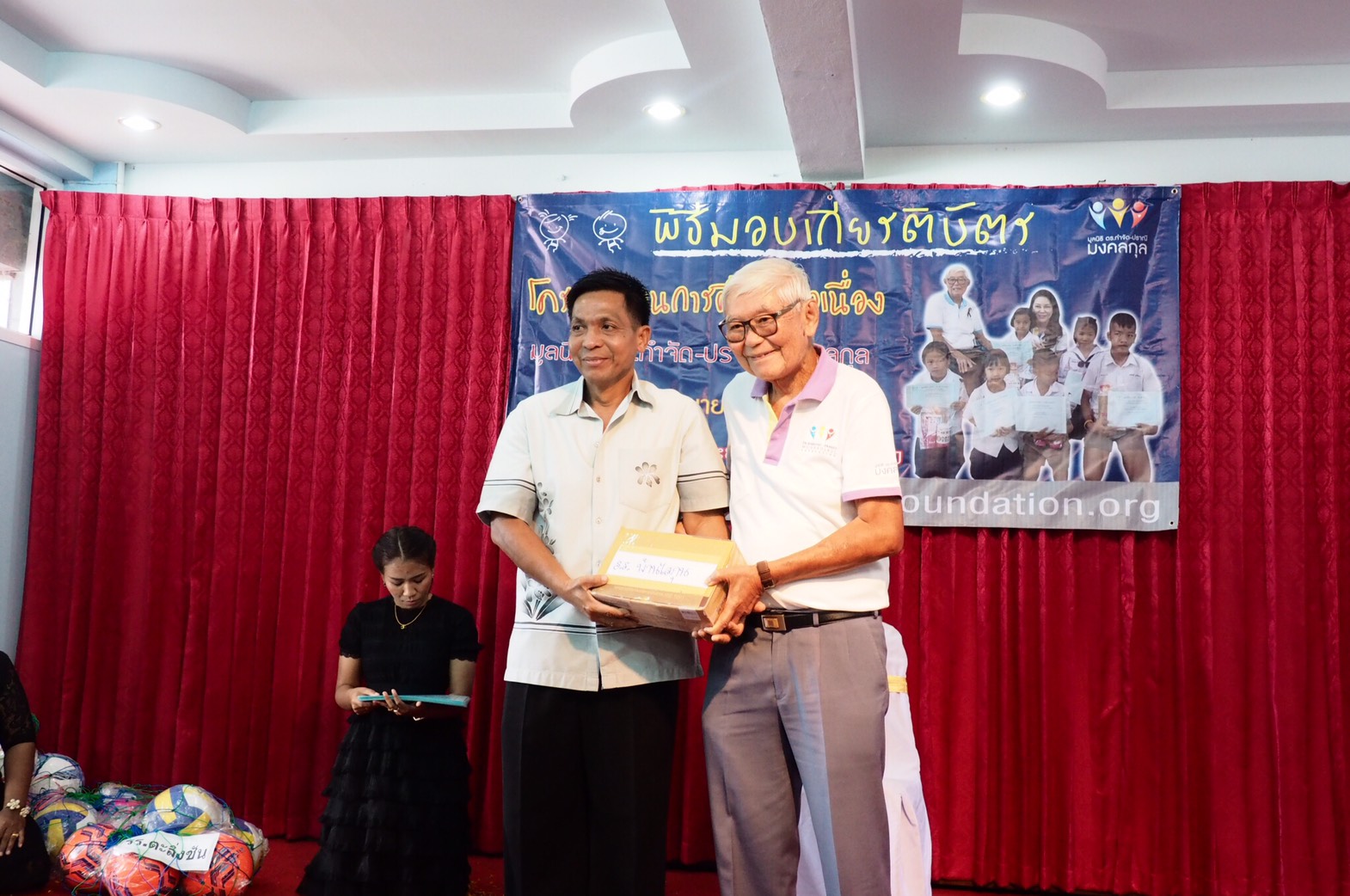จังหวัดพัทลุง: พิธีมอบประกาศณียบัตร โครงการทุนการศึกษาต่อเนื่อง มูลนิธิดร.กำจัด-ปราณี มงคลกุล ณ โรงเรียนอนุบาลป่าพะยอม