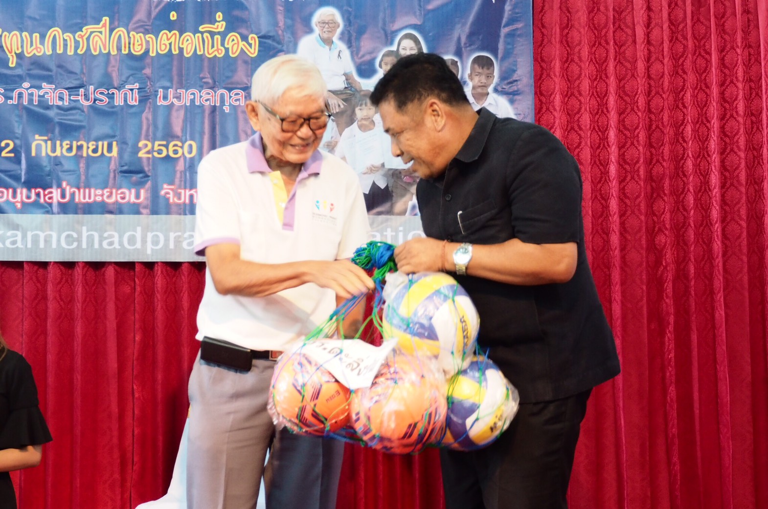 จังหวัดพัทลุง: พิธีมอบประกาศณียบัตร โครงการทุนการศึกษาต่อเนื่อง มูลนิธิดร.กำจัด-ปราณี มงคลกุล ณ โรงเรียนอนุบาลป่าพะยอม