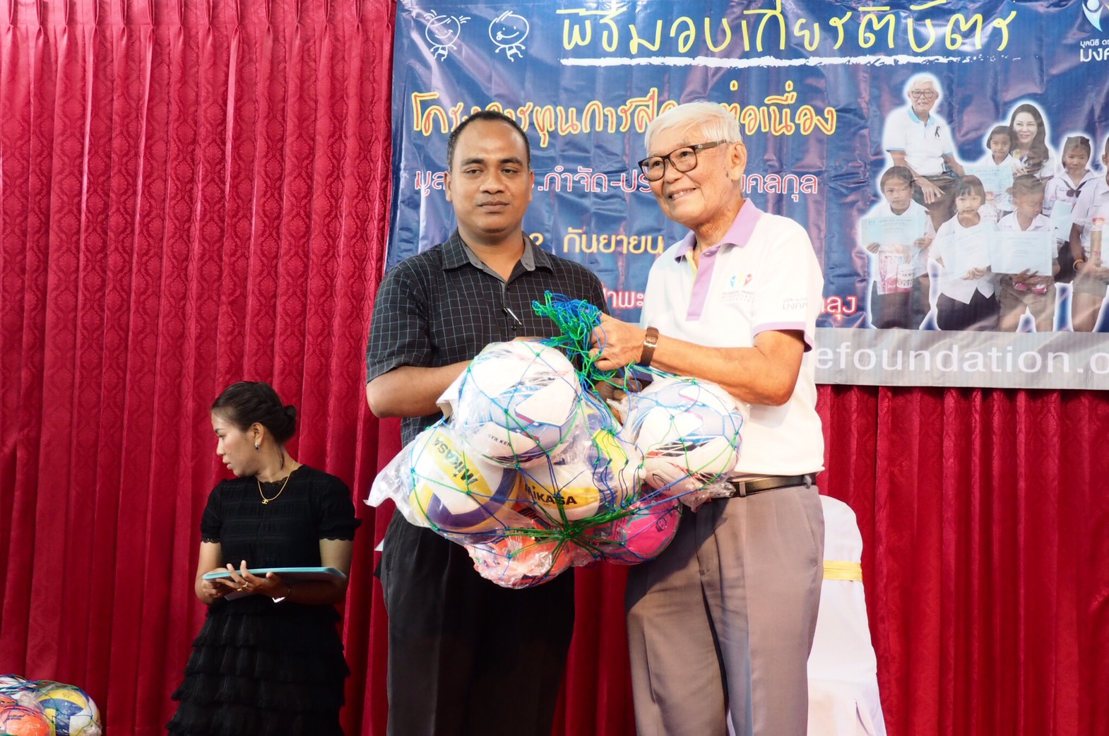 จังหวัดพัทลุง: พิธีมอบประกาศณียบัตร โครงการทุนการศึกษาต่อเนื่อง มูลนิธิดร.กำจัด-ปราณี มงคลกุล ณ โรงเรียนอนุบาลป่าพะยอม