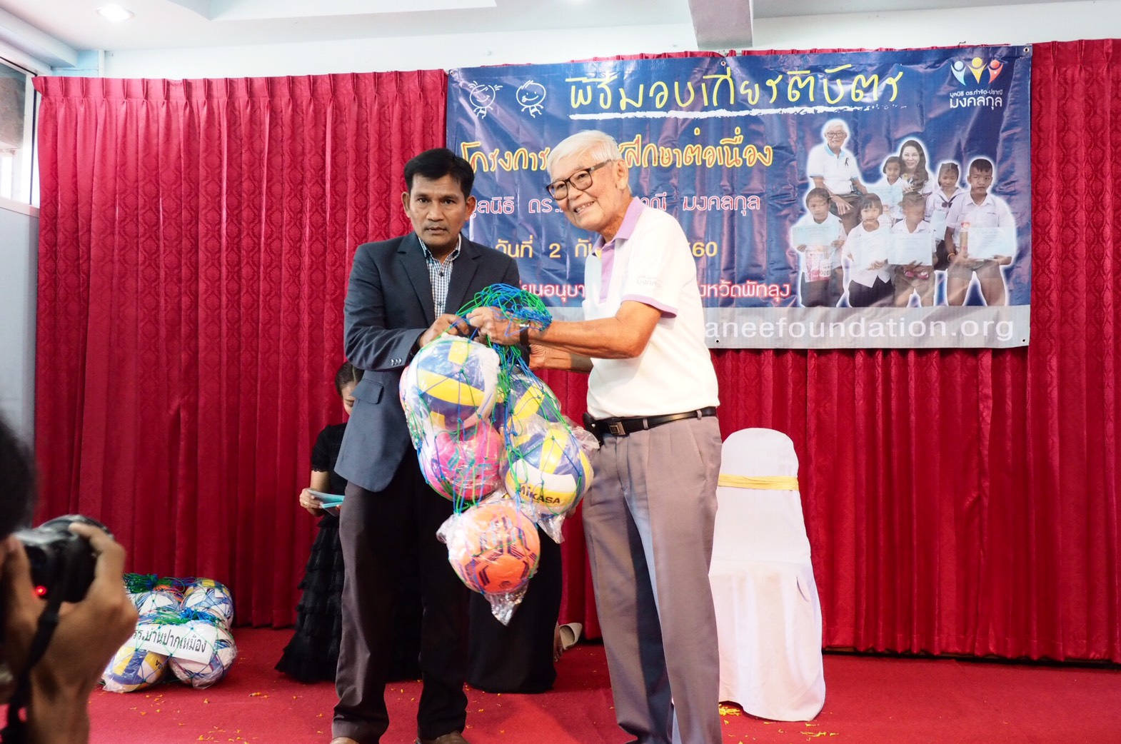 จังหวัดพัทลุง: พิธีมอบประกาศณียบัตร โครงการทุนการศึกษาต่อเนื่อง มูลนิธิดร.กำจัด-ปราณี มงคลกุล ณ โรงเรียนอนุบาลป่าพะยอม