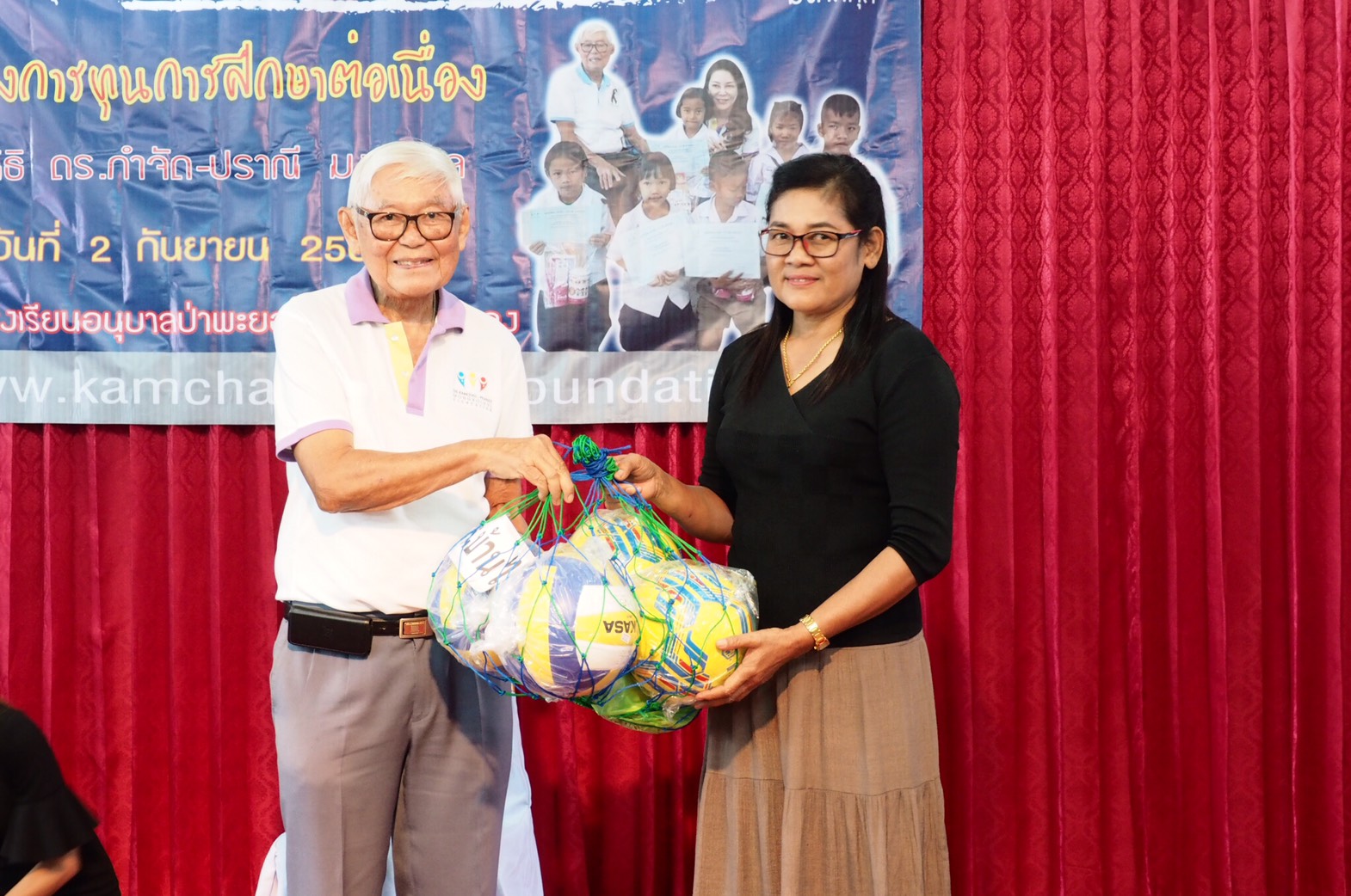จังหวัดพัทลุง: พิธีมอบประกาศณียบัตร โครงการทุนการศึกษาต่อเนื่อง มูลนิธิดร.กำจัด-ปราณี มงคลกุล ณ โรงเรียนอนุบาลป่าพะยอม