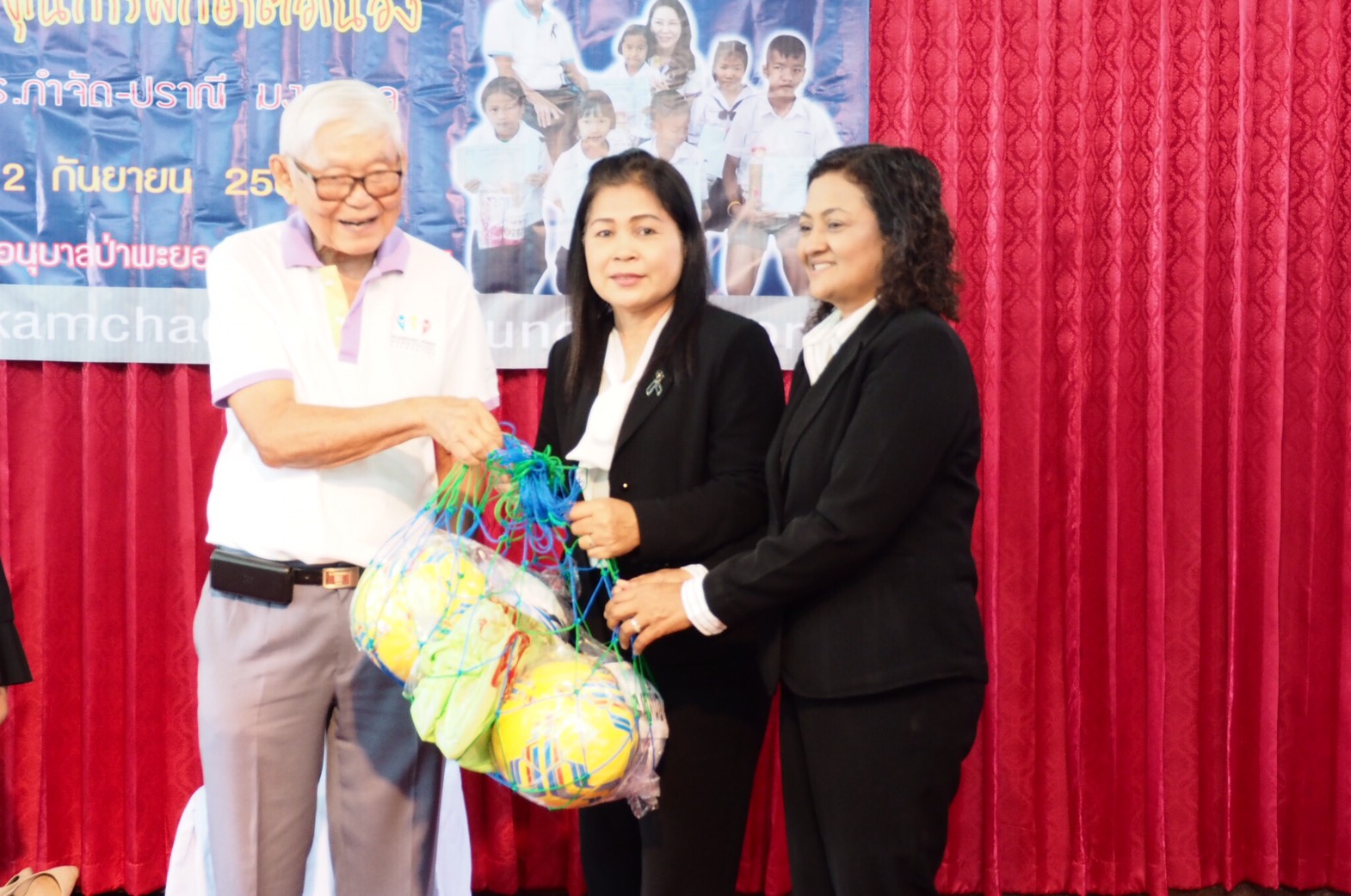 จังหวัดพัทลุง: พิธีมอบประกาศณียบัตร โครงการทุนการศึกษาต่อเนื่อง มูลนิธิดร.กำจัด-ปราณี มงคลกุล ณ โรงเรียนอนุบาลป่าพะยอม