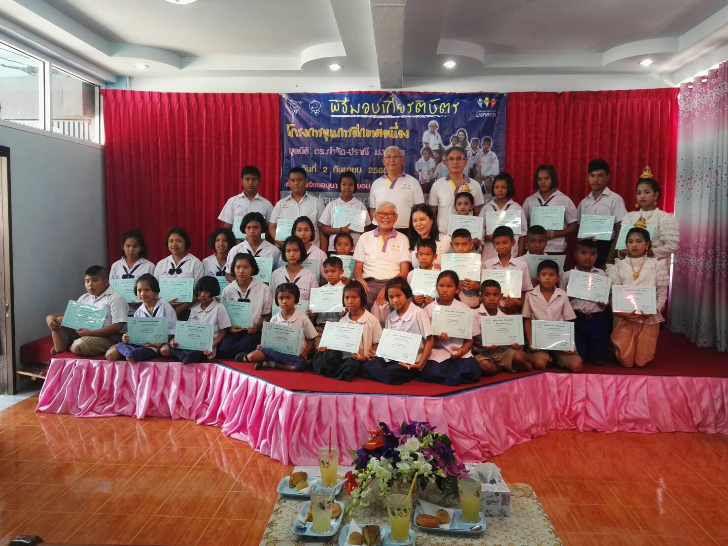 จังหวัดพัทลุง: พิธีมอบประกาศณียบัตร โครงการทุนการศึกษาต่อเนื่อง มูลนิธิดร.กำจัด-ปราณี มงคลกุล ณ โรงเรียนอนุบาลป่าพะยอม
