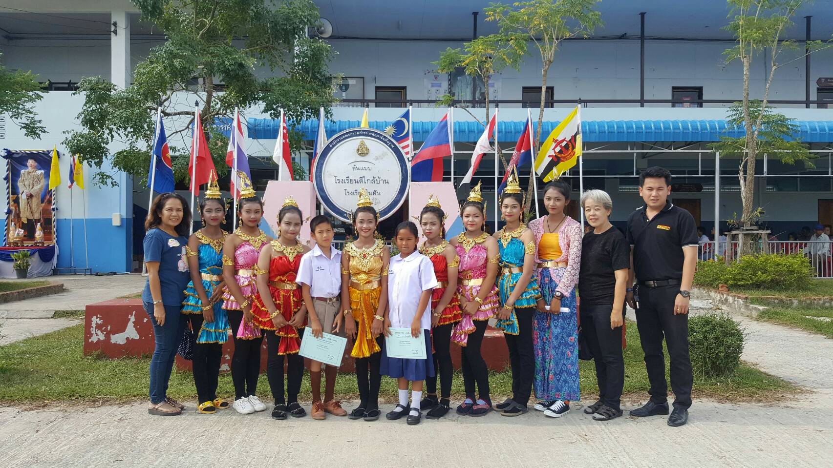 จังหวัดพัทลุง: พิธีมอบประกาศณียบัตร โครงการทุนการศึกษาต่อเนื่อง มูลนิธิดร.กำจัด-ปราณี มงคลกุล ณ โรงเรียนอนุบาลป่าพะยอม