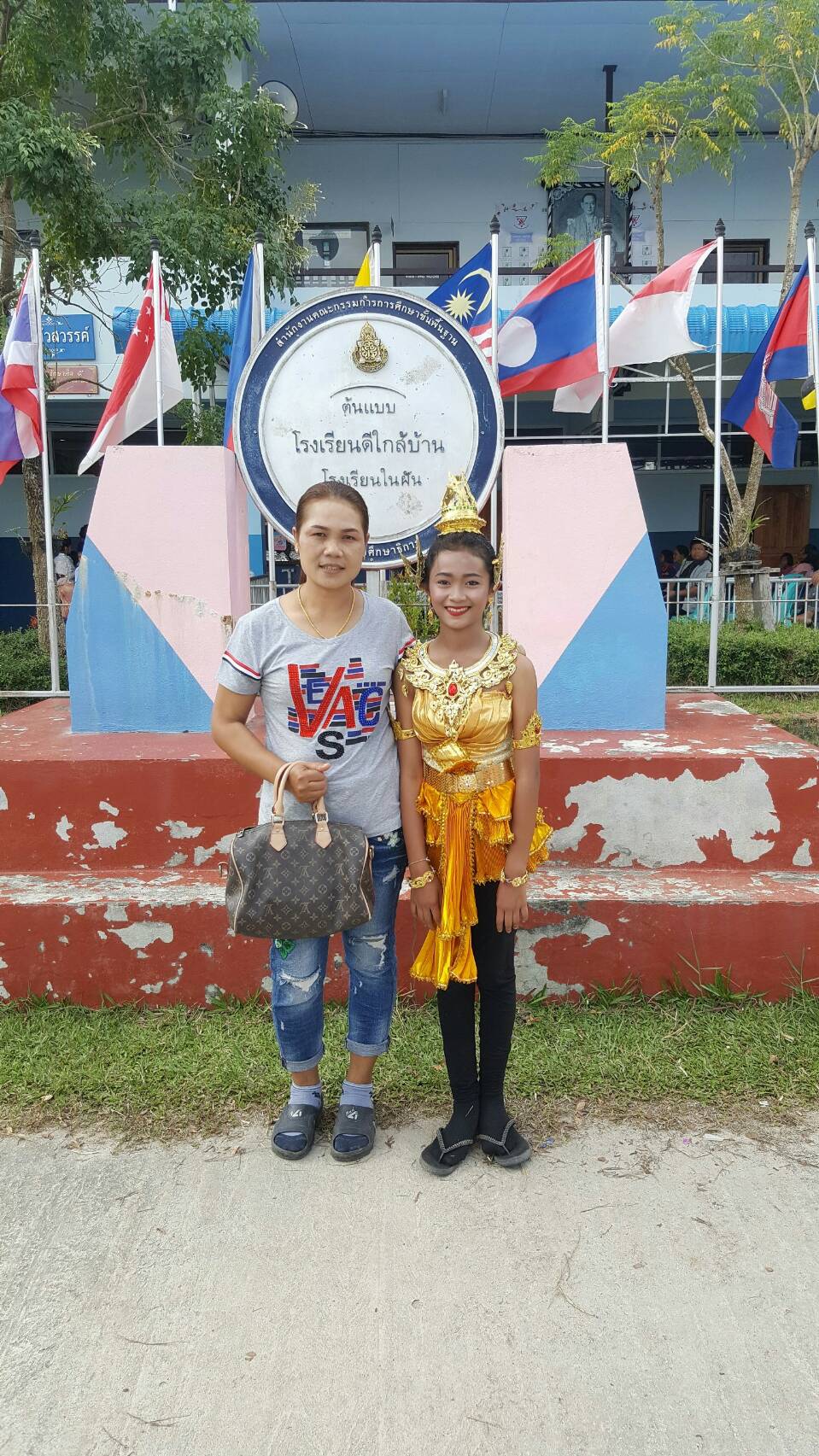 จังหวัดพัทลุง: พิธีมอบประกาศณียบัตร โครงการทุนการศึกษาต่อเนื่อง มูลนิธิดร.กำจัด-ปราณี มงคลกุล ณ โรงเรียนอนุบาลป่าพะยอม