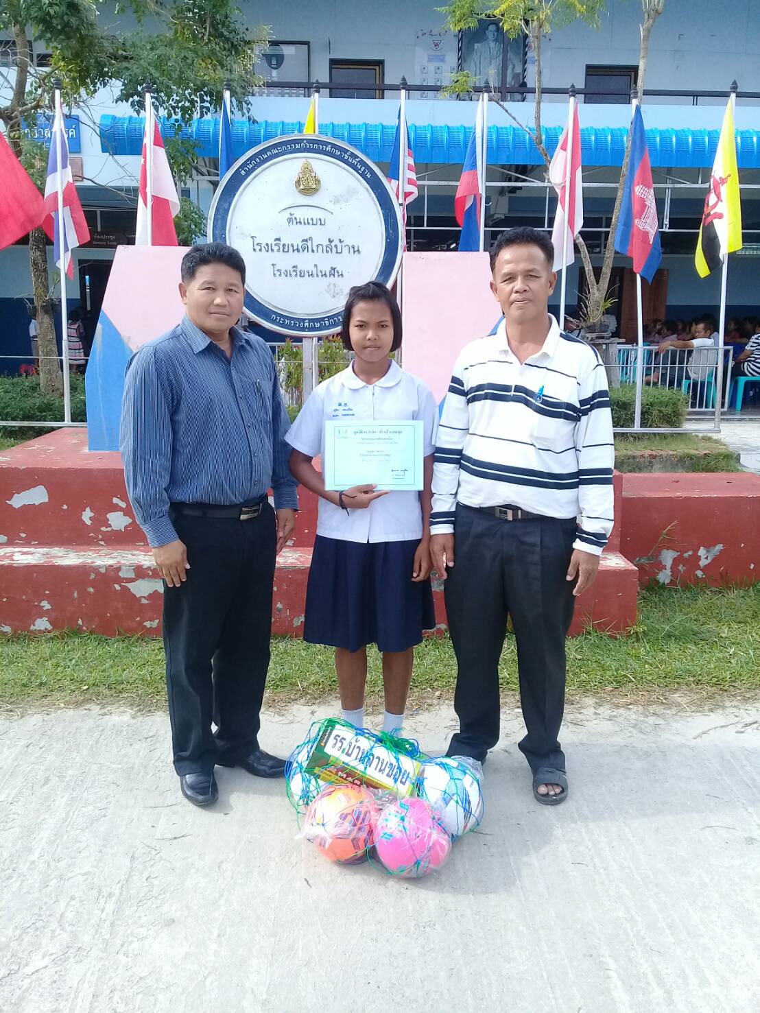 จังหวัดพัทลุง: พิธีมอบประกาศณียบัตร โครงการทุนการศึกษาต่อเนื่อง มูลนิธิดร.กำจัด-ปราณี มงคลกุล ณ โรงเรียนอนุบาลป่าพะยอม