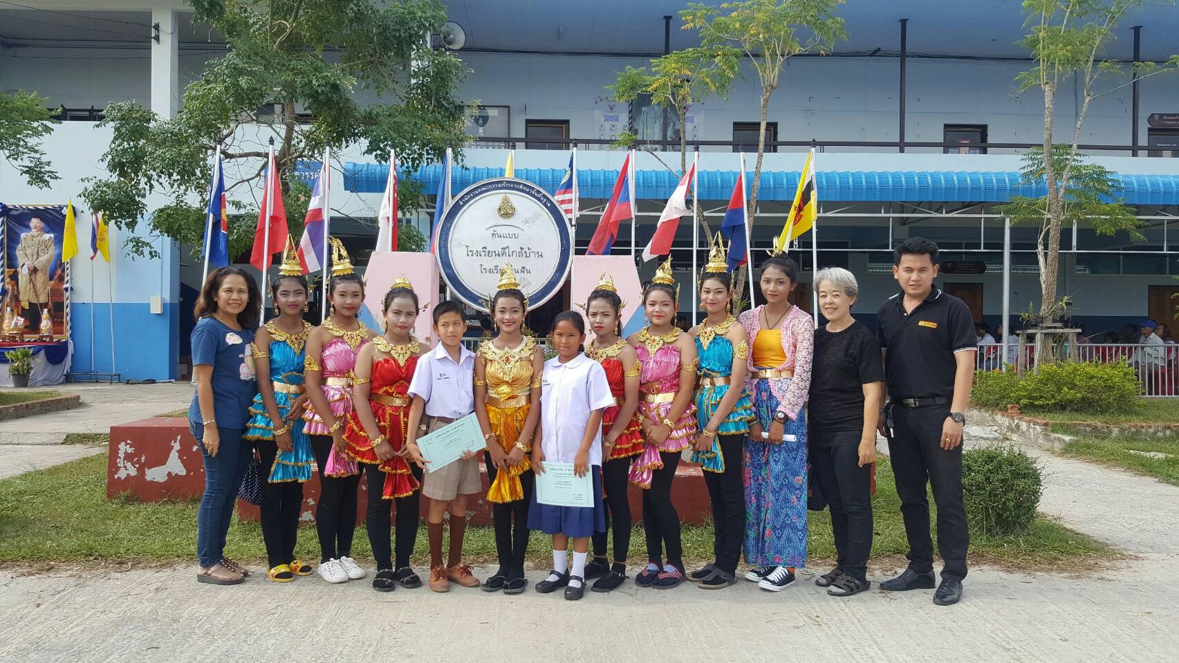 จังหวัดพัทลุง: พิธีมอบประกาศณียบัตร โครงการทุนการศึกษาต่อเนื่อง มูลนิธิดร.กำจัด-ปราณี มงคลกุล ณ โรงเรียนอนุบาลป่าพะยอม